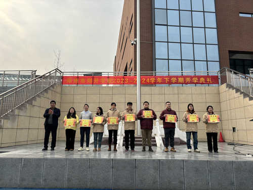 党委书记王书欣为优秀班集体代表颁发奖状。